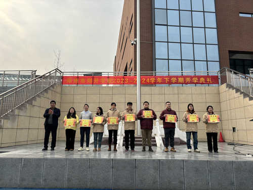 党委书记王书欣为优秀班集体代表颁发奖状。